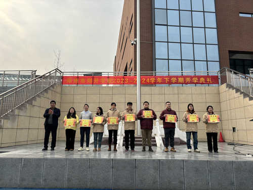 党委书记王书欣为优秀班集体代表颁发奖状。